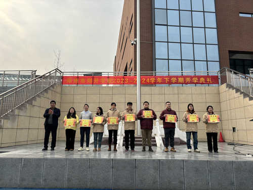 党委书记王书欣为优秀班集体代表颁发奖状。